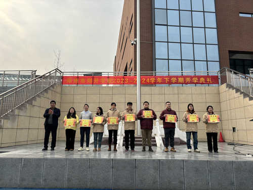 党委书记王书欣为优秀班集体代表颁发奖状。